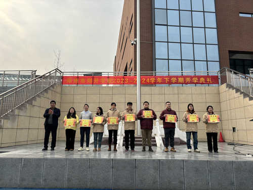 党委书记王书欣为优秀班集体代表颁发奖状。